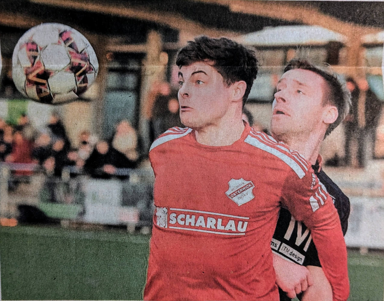 Die Ballbeschwörer: Timo Grabowsky (links) und der Gescheraner Marco Ostendarp halten das Spielgerät genau im Blick