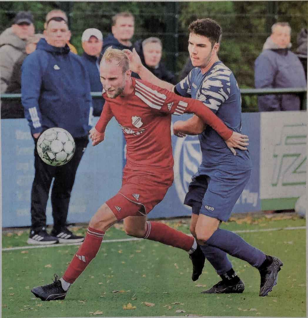 Nur noch in der Rückrunde im Westfalia-Trikot: Lukas Große-Puppendahl (links), hier im Duell mit dem Billerbecker Nick Ragusa, verlässt den Verein Richtung RW Deuten.    Foto: fw