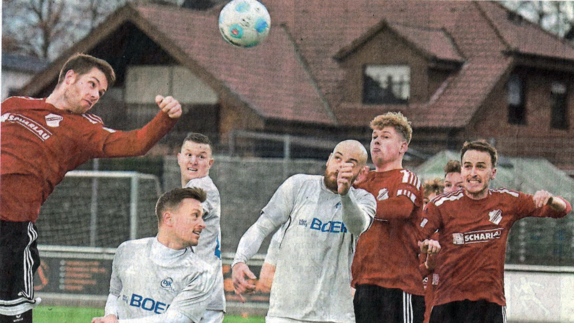 Gemeinsam gegen den Abstieg stemmen: Timon Schuüer (links), Leon Eggemann(2. von rechts) und Simon Werschmöller (rechts) bemühen sich gegen die DJK'ler Maximilian Kiffmeyer, Henry Krampe und Tobias Hüwe um die Lufthoheit.