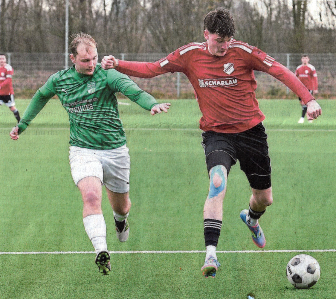 Der Doppelpacker nach langer Verletzungspause: Maik Baumeister (rechts) ist in dieser Situation vom Nottulner Henning Austermann nicht zu stoppen.    Foto: Frank Wittenberg