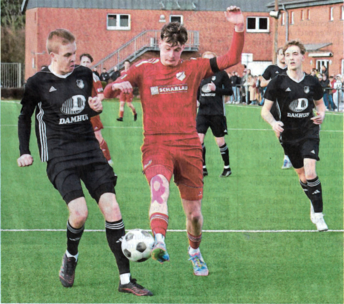 Schwerer Stand: Für Westfalia-Stürmer Maik Baumeister (Mitte) gab es gegen die SW-Defensive um Patrick Ahlers (links) kaum ein Durckommen. Fotos: fw