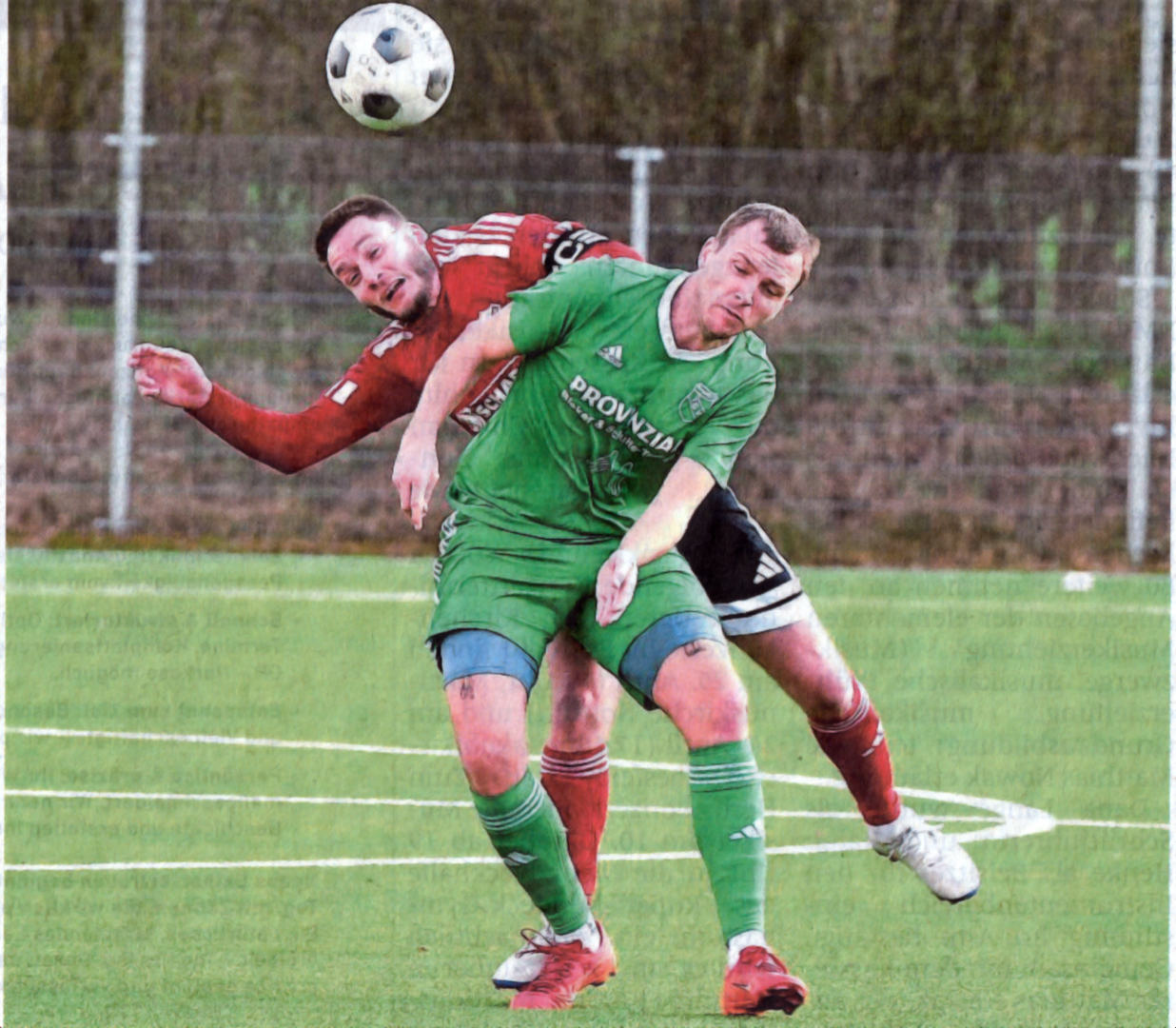 Aufgelaufen und abgeprallt: Westfalia-Kapitän Lars Knipper (hinten) macht schmerzhafte Bekanntschaft mit dem Raesfelder Doppeltorschützen Christoph Platzeck.    Foto: Frank Wittenberg