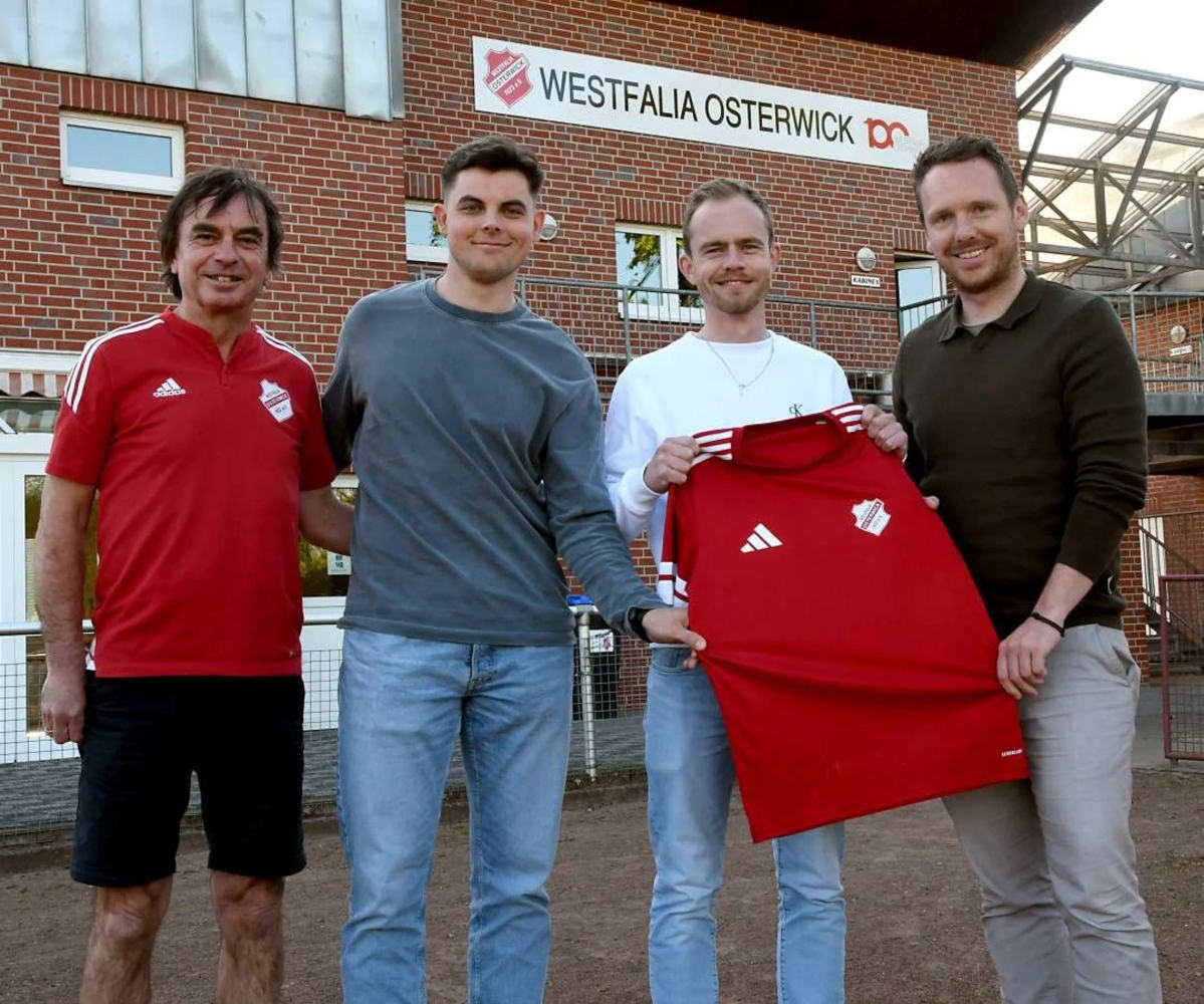 Machen in der neuen Saison bei der Westfalia gemeinsame Sache: (von links) Sportlicher Leiter Manny Gröning, Spielertrainer Timo Grabowsky, Neuzugang Mika Rotthäuser und Trainer Carsten Schlamann. Foto: Foto: fw