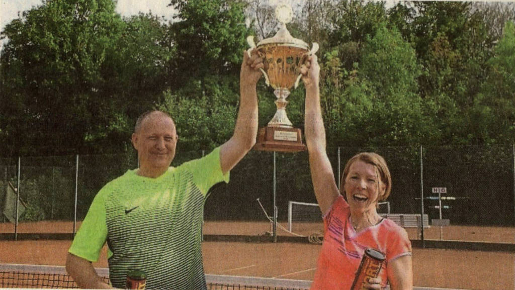 Mit großer Freude nahmen Gaby Hommel aus Darfeld und Rüdiger Konert aus Osterwick den Wanderpokal der Rosendahler Tennismeisterschaften entgegen. Sie konnten sich im Endspiel durchsetzen.