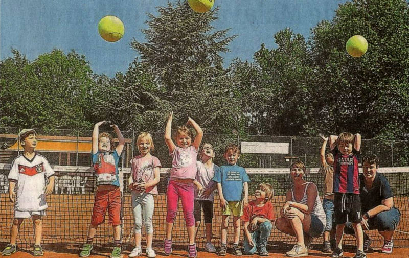 Allgemeine Zeitung Die Tennis-Abteilung von Westfalia Osterwick hatte die Schulkinder des Fidus-Kindergartens zum Tennis-Schnuppertraining eingeladen. Bei strahlendem Sonnenschein probierten sich die Kinder mit viel Freude und Engagement an den unterschiedlichen Stationen mit Ball und Schläger aus. Zum Abschluss des Tages kämpfte Aas Kinderteam gegen das Trainerteam - und gewann mit großer Überlegenheit und Teamgeist, heißt es im Pressebericht.