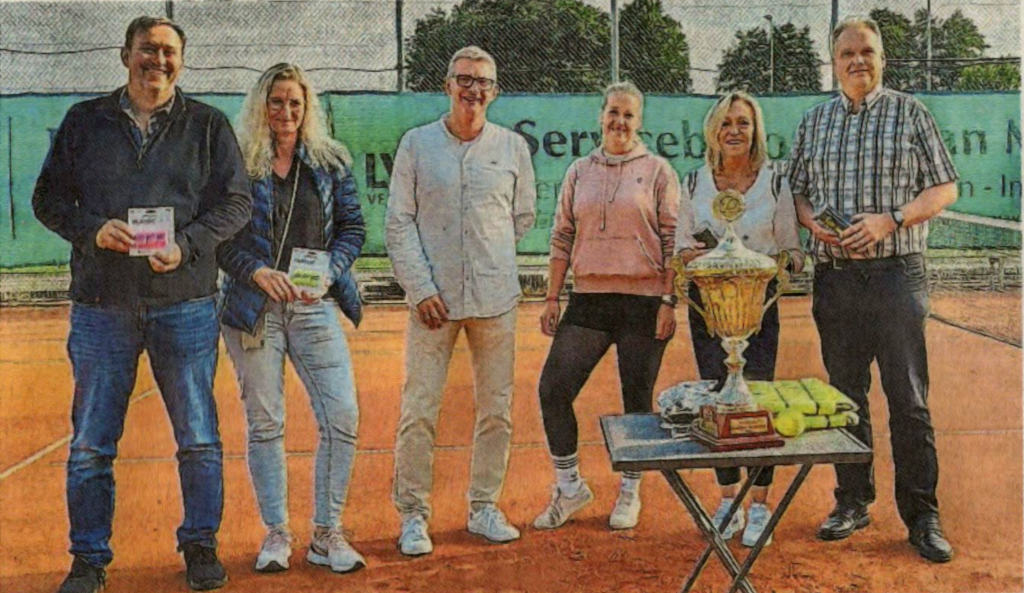 Marita Kortüm (2.v.r.) und Andreas Kortüm (r.) verließen in der Nebenrunde gegen Kerstin (2.v.I.) und Rainer Herich (I.) den Centercourt als Sieger. Jürgen Kluck, Vorsitzender der Tennisabteilung von Turo Darfeld, und Johanna Kestermann (Turo) gratulierten.